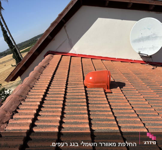 גג רעפים עם אנטנה ולוויין